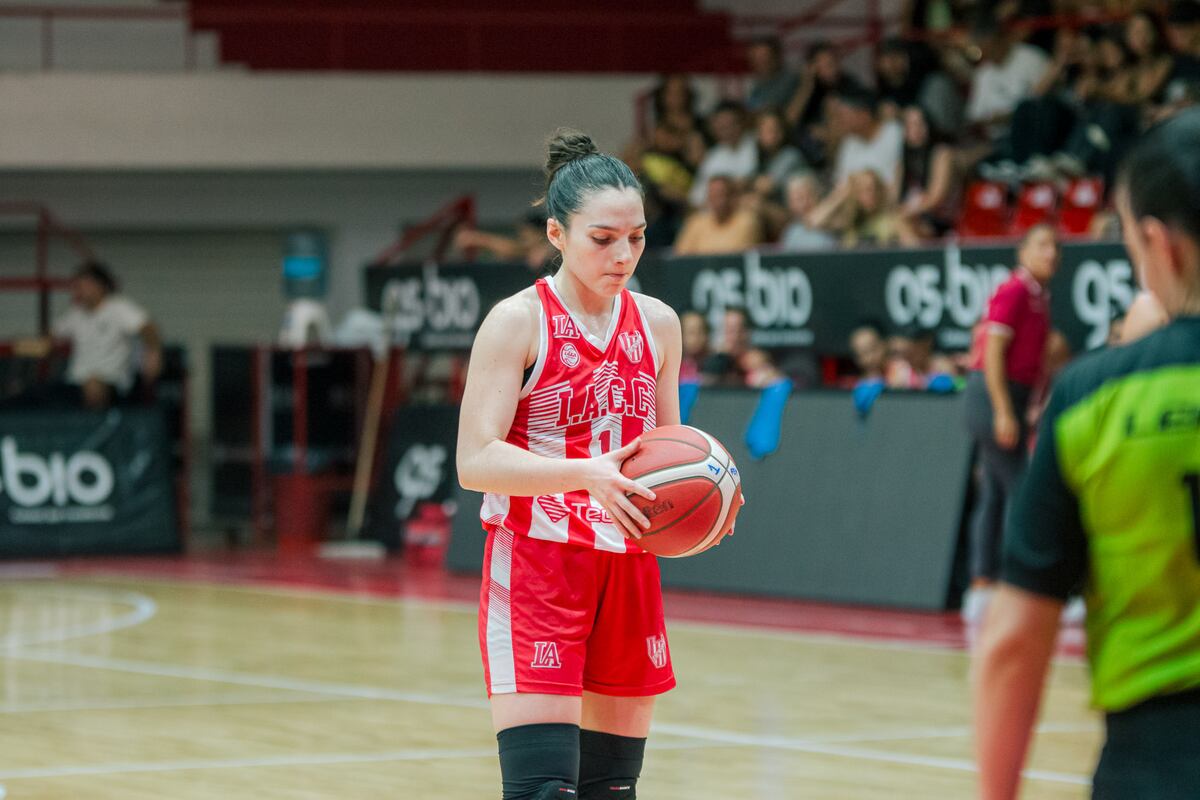Julieta Sienra, la goleadora de Instituto en esta Liga Nacional femenina. (Prensa Instituto)
