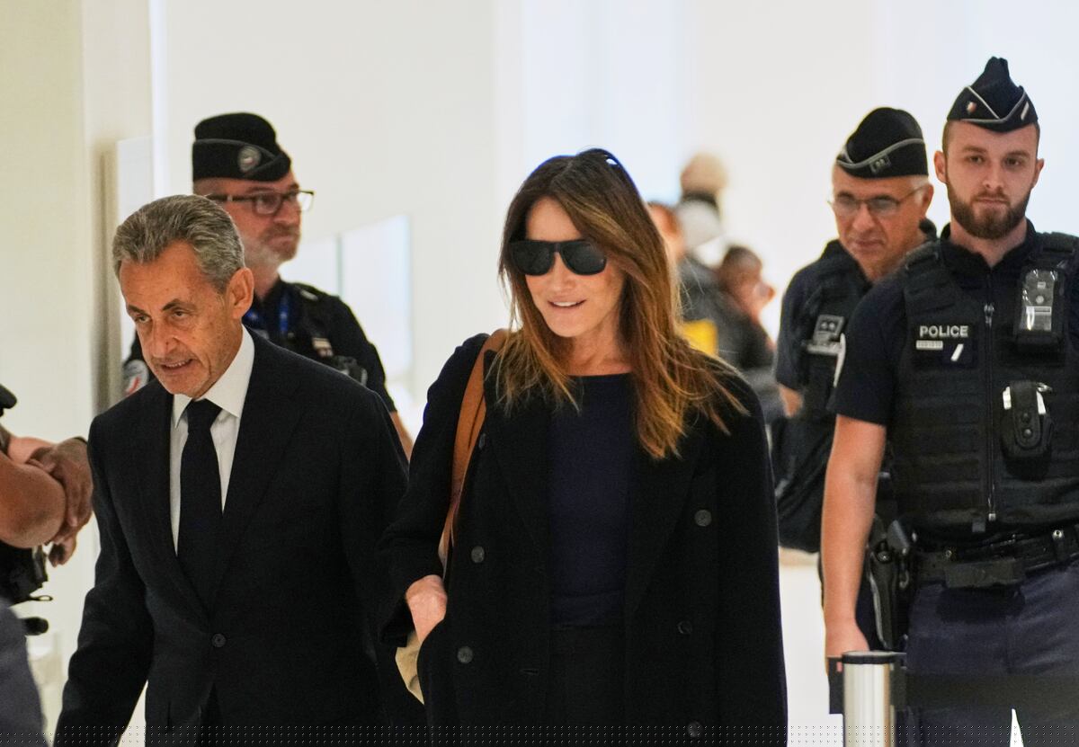 Nicolás Sarkozy habló tras la condena. Se mostró junto a su esposa Carla Bruni. (AP)