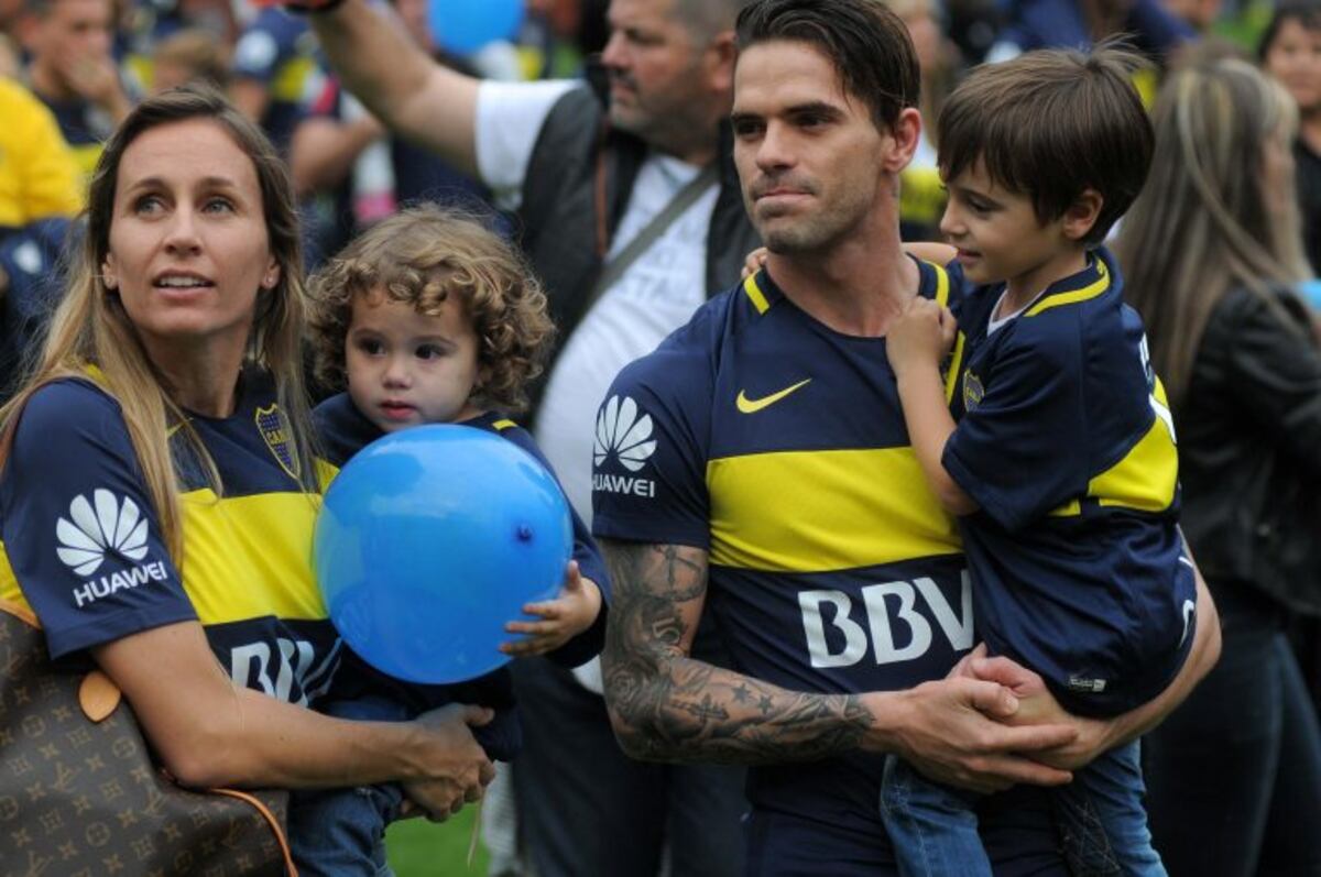 Fernando Gago y Gisela Dulko con sus hijos en un evento de Boca Juniors.