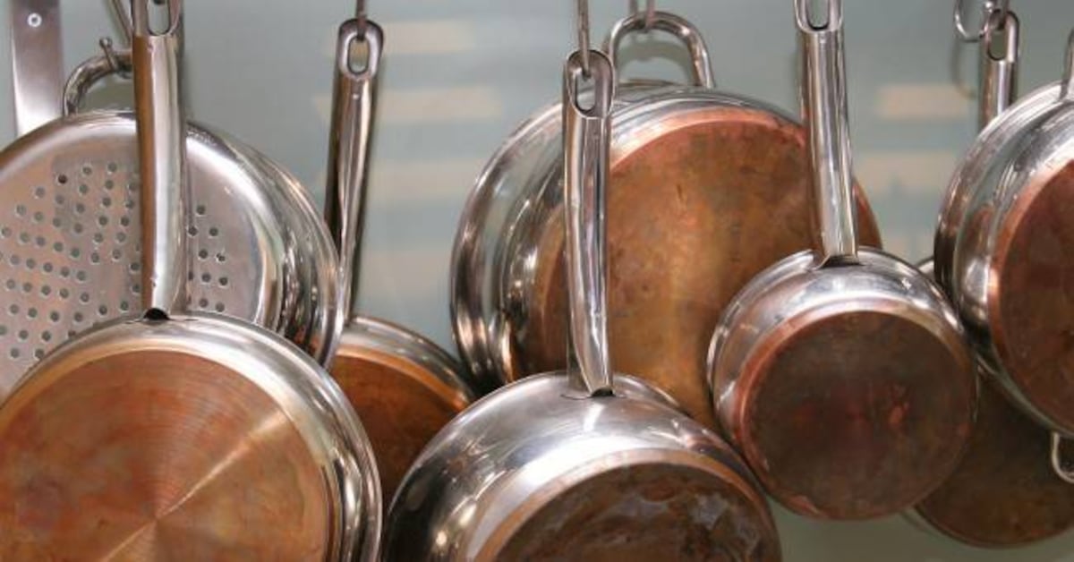 Las cáscaras de papa, combinadas con agua caliente y sal, eliminan manchas y devuelven el brillo a las ollas sin necesidad de químicos agresivos.