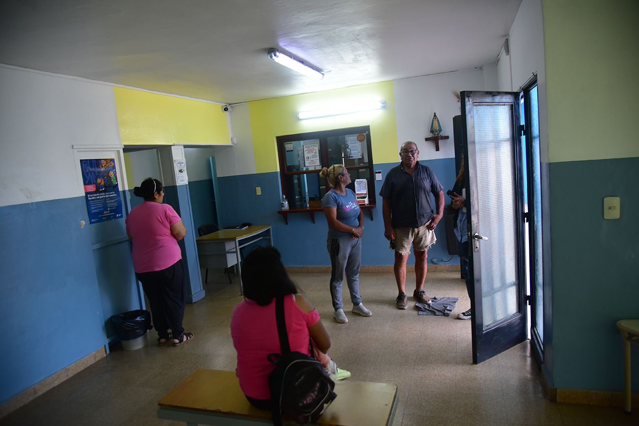 Los médicos que trabajan en el centro de salud municipal N°12, desde las 7 hasta las 19. ( Foto Pedro Castillo /LaVoz)