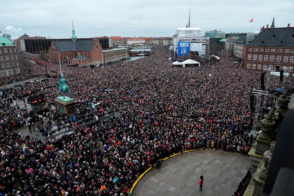 Una vista de la multitud reunida en la Plaza del Palacio de Christiansborg en Copenhague, el domingo 14 de enero de 2024. (Mads Claus Rasmussen / Ritzau Scanpix via AP)