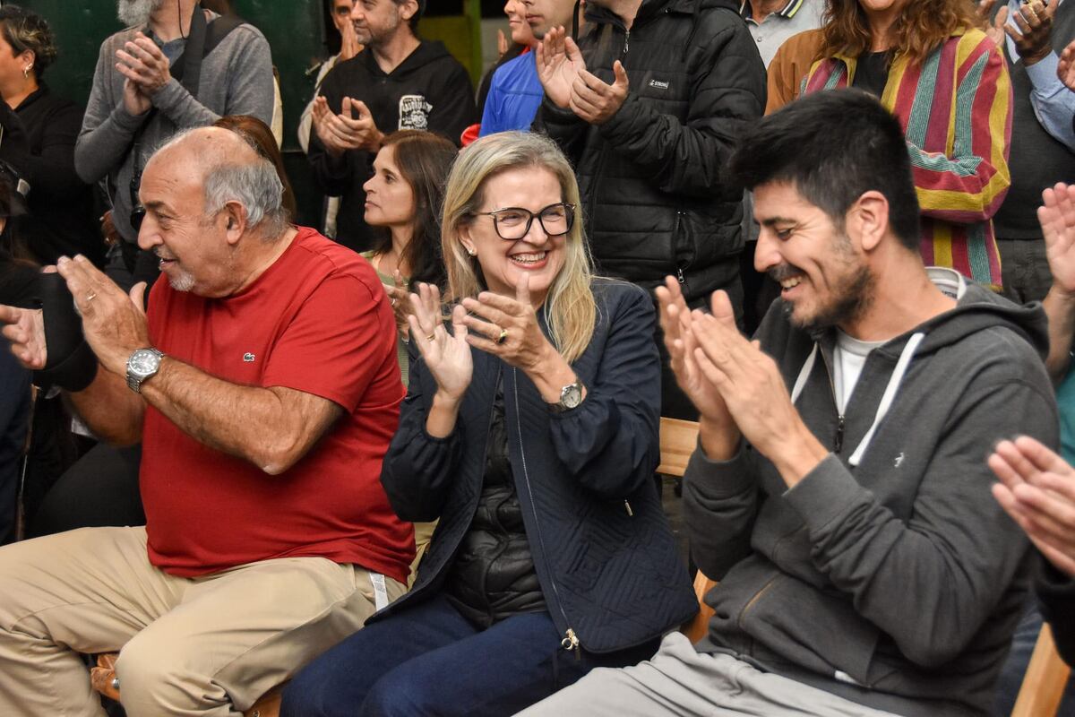 Adriana Nazario y Franco Miranda (de gris): candidatos a intendenta y a primer concejal.