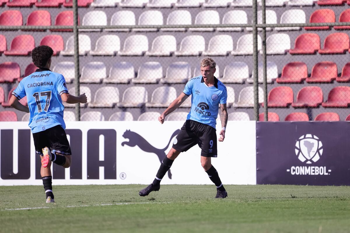 Turletti se llena la boca de gol, fue el primero del Pirata ante Danubio en la goleada por el tercer puesto de la Libertadores (Prensa Belgrano).