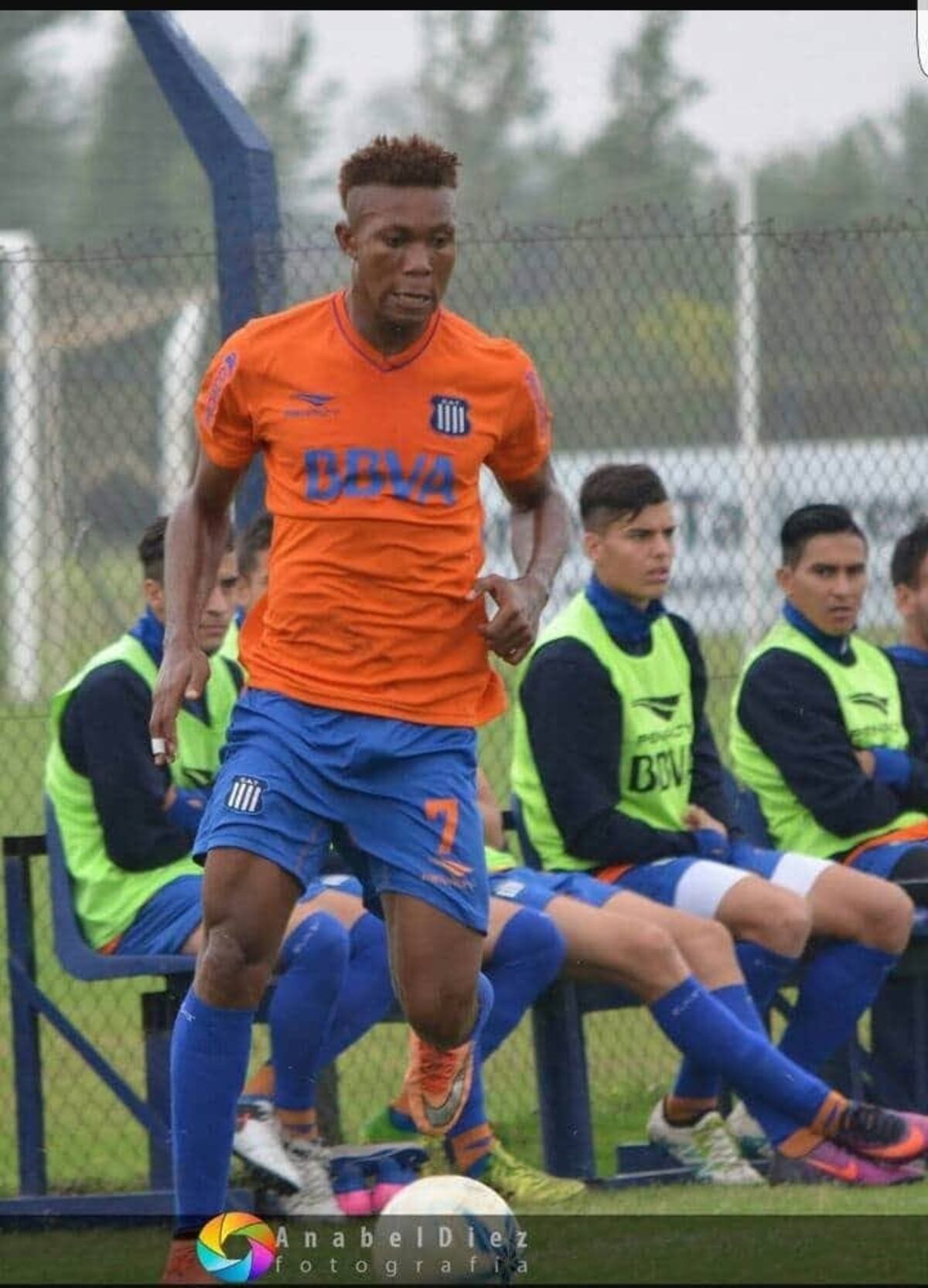 Emeka Oparaugo cuando reciçén llegaba a Córdoba jugó en Talleres y después recaló en Amsurrbac,en la Liga Cordobesa. (Gentileza Anabel Diez)