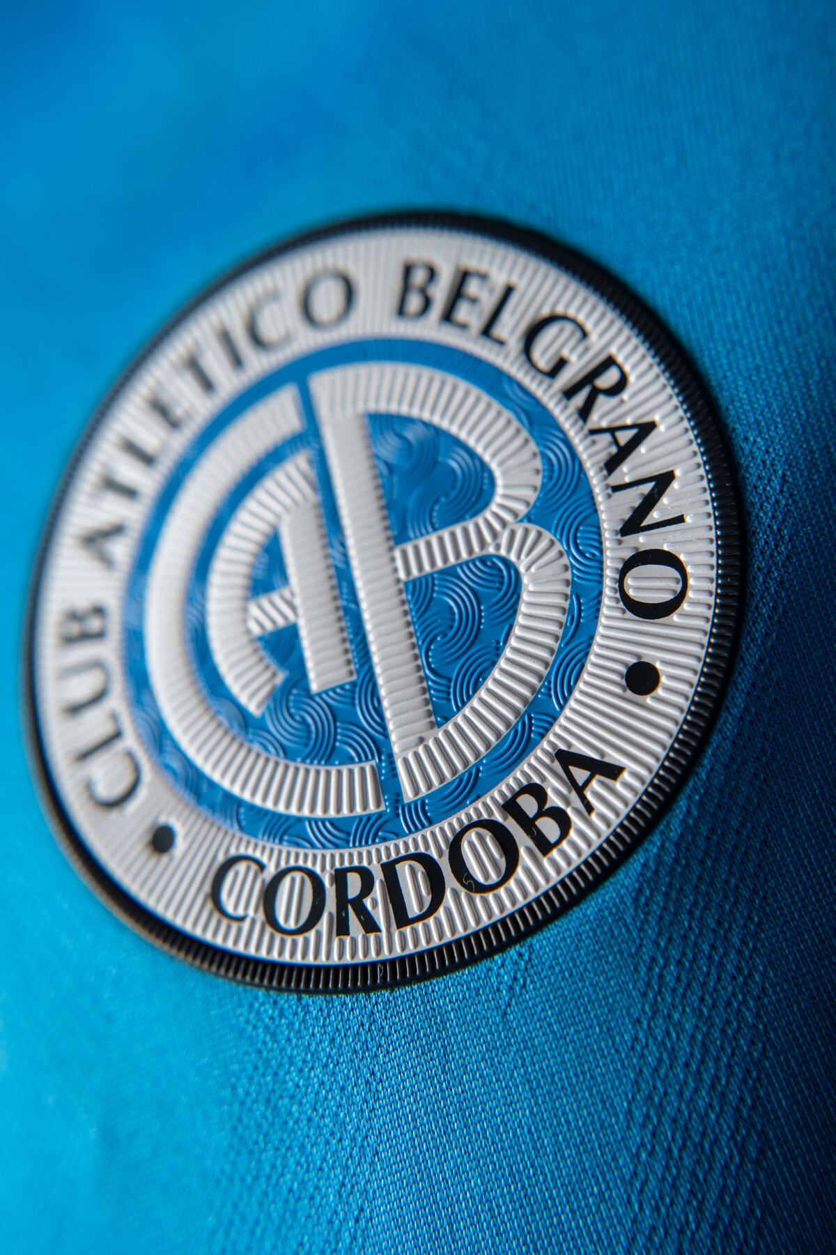 Las fotos de Belgrano con los detalles de sus nuevas remeras. (Prensa Belgrano)