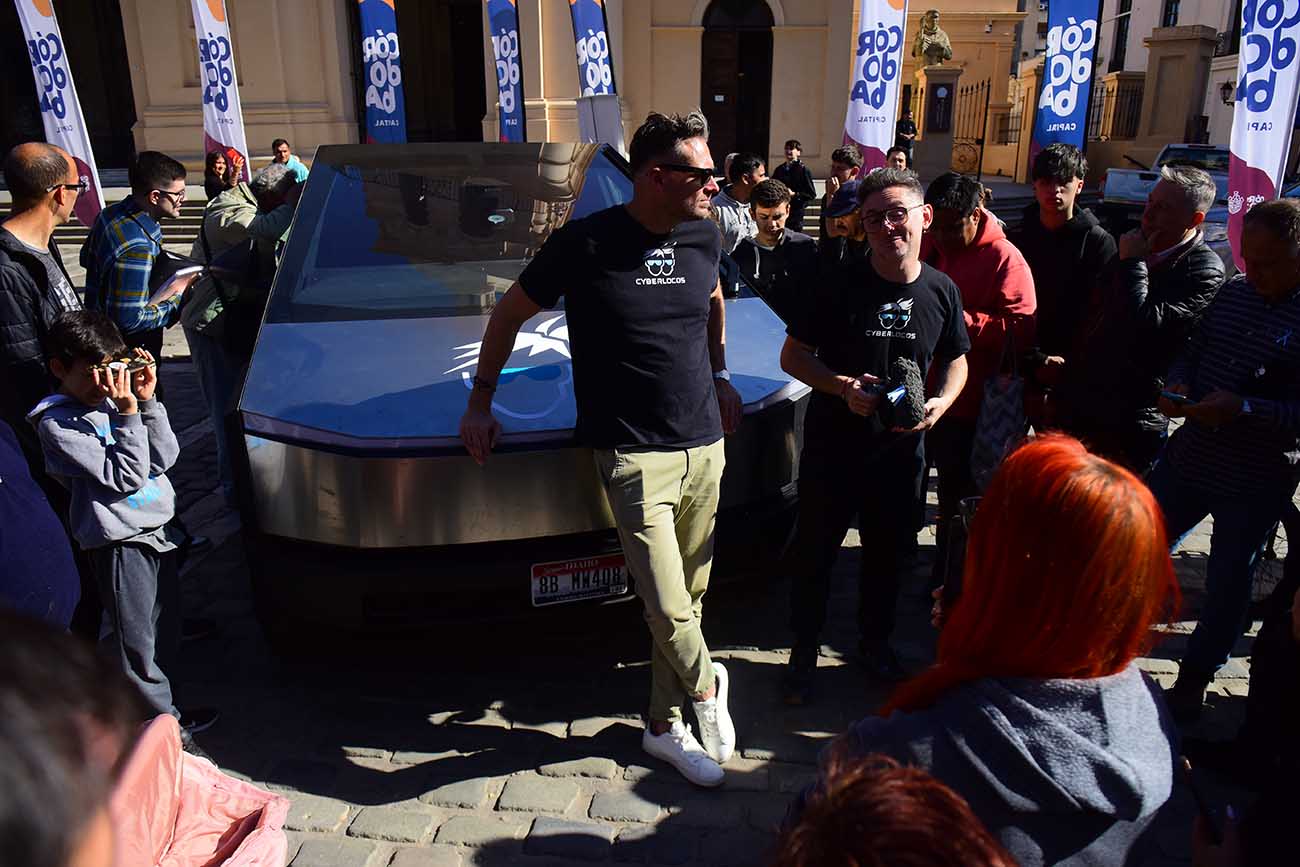 Cybertruck Tesla llega a Córdoba (dos amigos que quieren batir el récor Guinness de de más países visitados en un vehículo 100% eléctrico)  Plaza San Martín . (José Gabriel Hernández / La Voz)