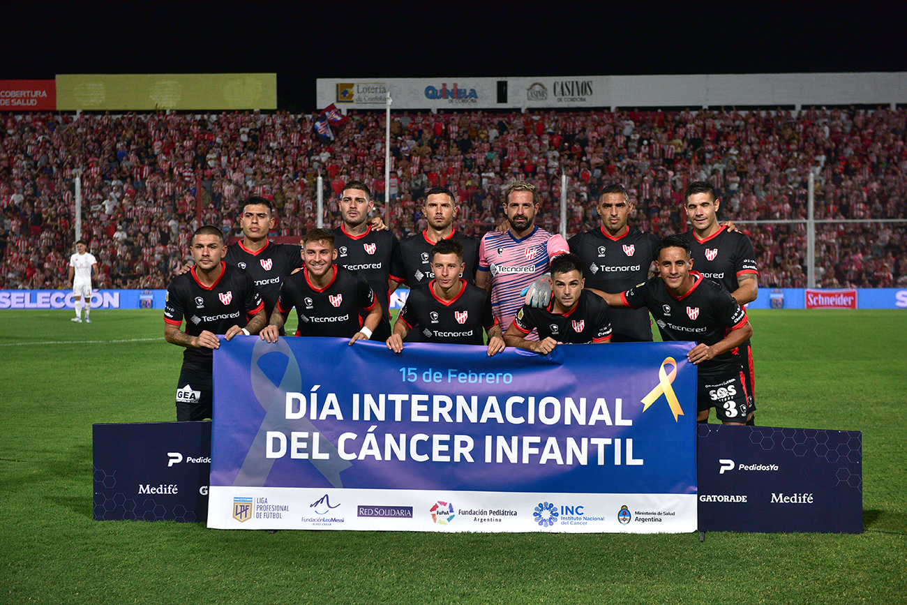 Instituto, con la banca de su gente ante Huracán, en el empate 0 a 0. (Ramiro Pereyra / La Voz)
