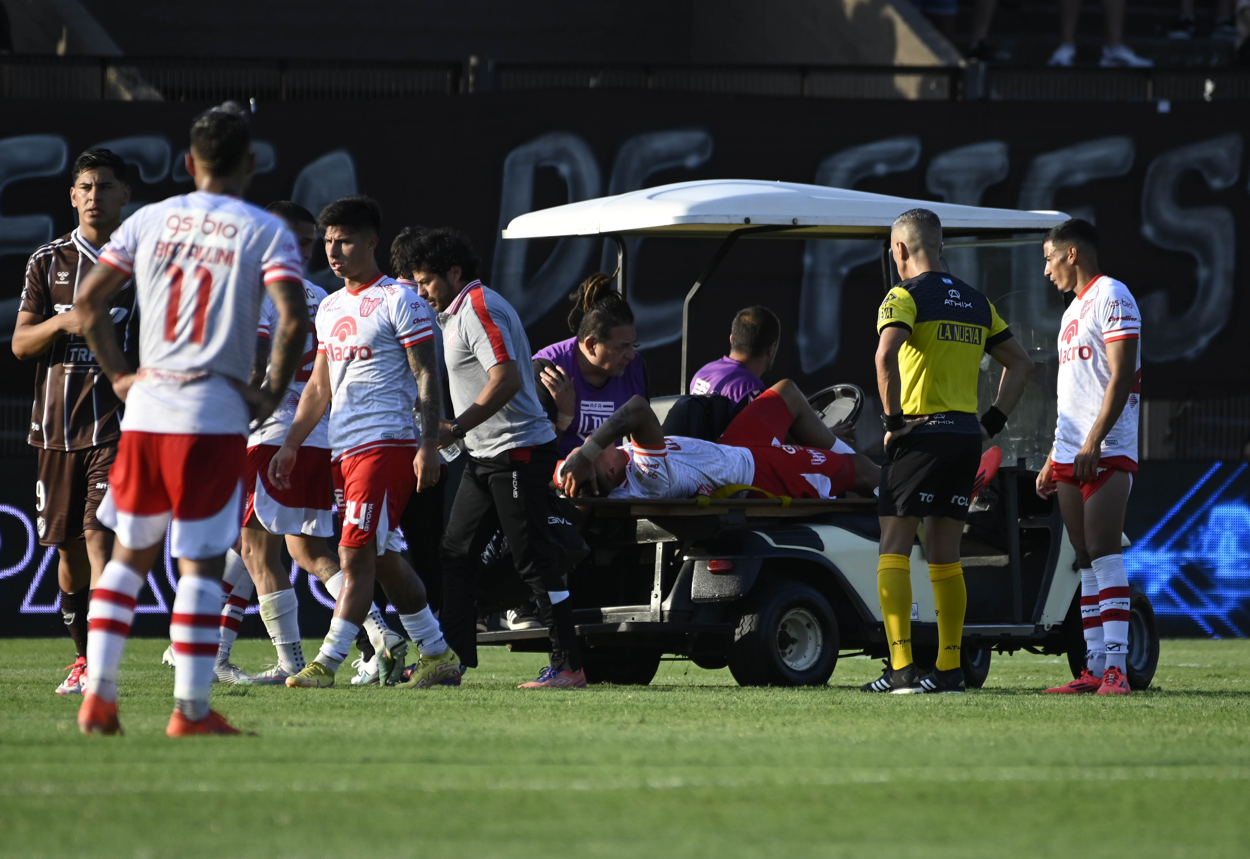 Facundo Suárez es retirado en camilla del partido entre Platense e Instituto. (Fotobaires).
