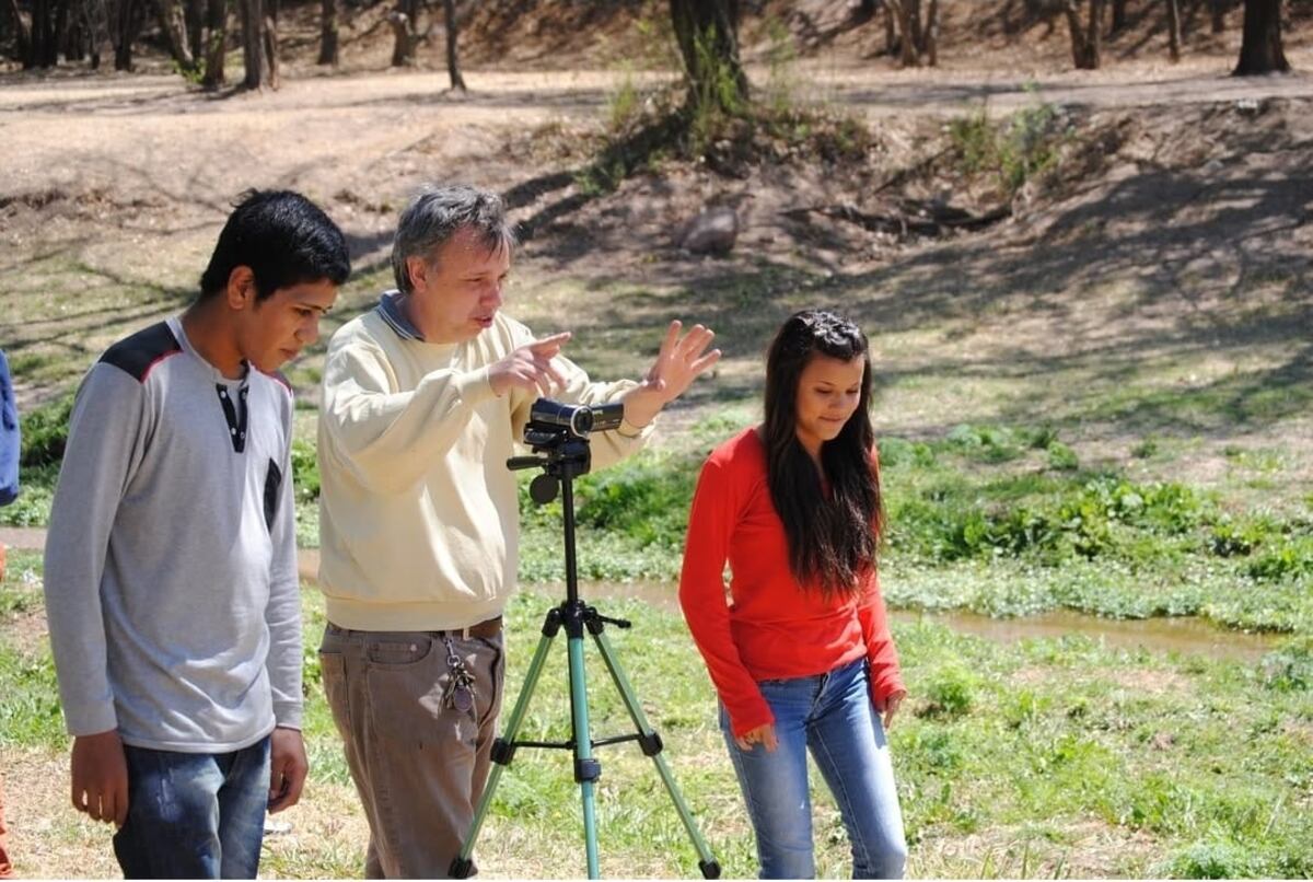 Alvaro, haciendo cortos de cine con alumnos (Gentileza)