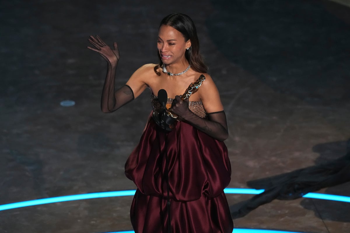 Zoe Saldaña recibe el premio a mejor actriz de reparto por "Emilia Perez" en los Oscar el domingo Sunday 2 de marzo de 2025 en el Teatro Dolby en Los Angeles. (Foto AP/Chris Pizzello)