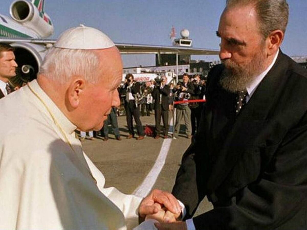 Fideo Castro recibe a Juan Pablo II en La Habana.