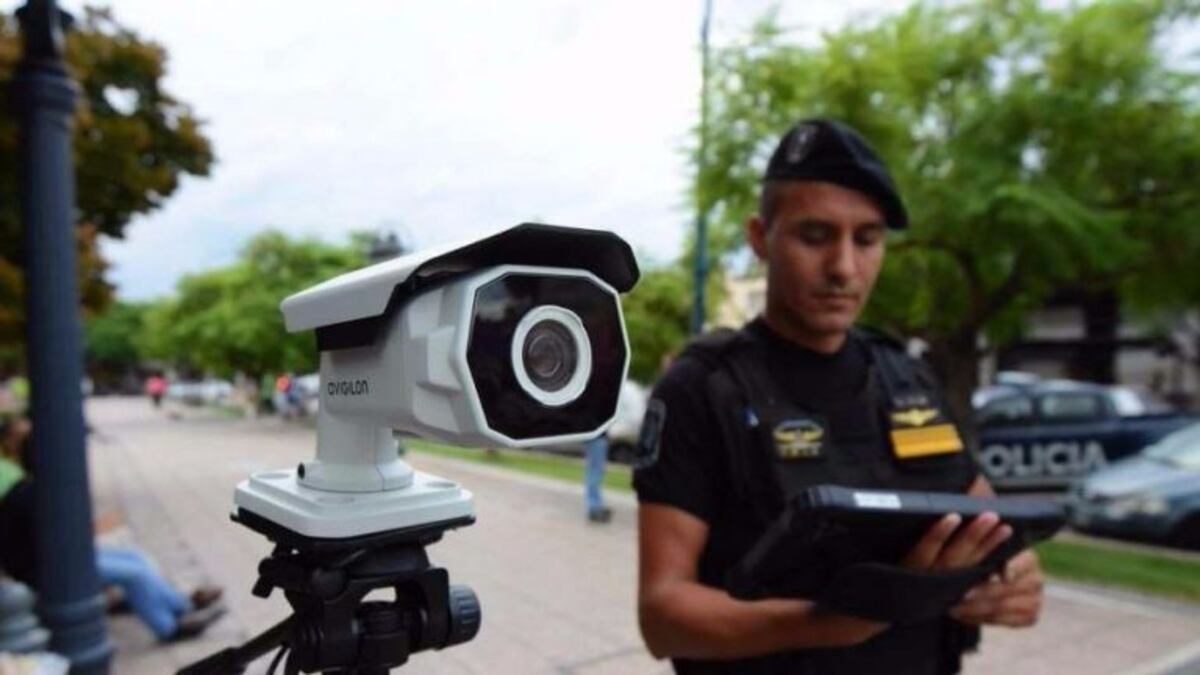Se trata de un sistema de reconocimiento facial para el control de ingreso a los estadios\u002E