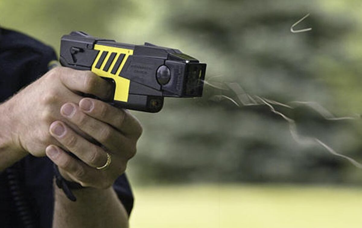 La Taser dispara alambres con ganchos electrificados.