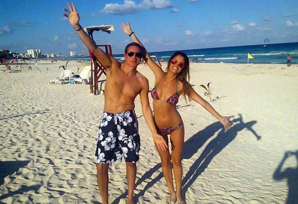  Florencia Cocucci y Nisman en Cancún. (Archivo)