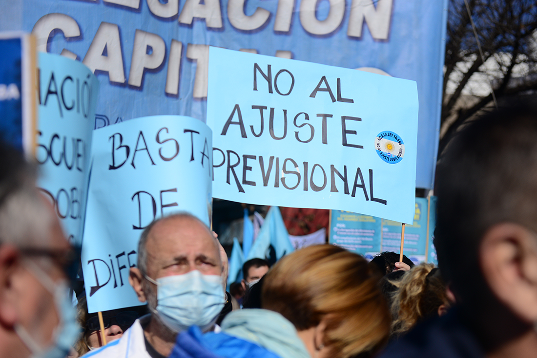 Protesta frente al Centro Civico de los Gremios de Sadop de docentes, Cetera y Luz y Fuerza. (José Gabriel Hernández / La Voz)