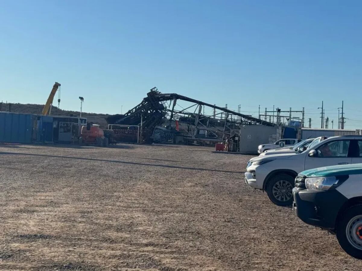 Así quedó la torre de perforación (LM Neuquén).