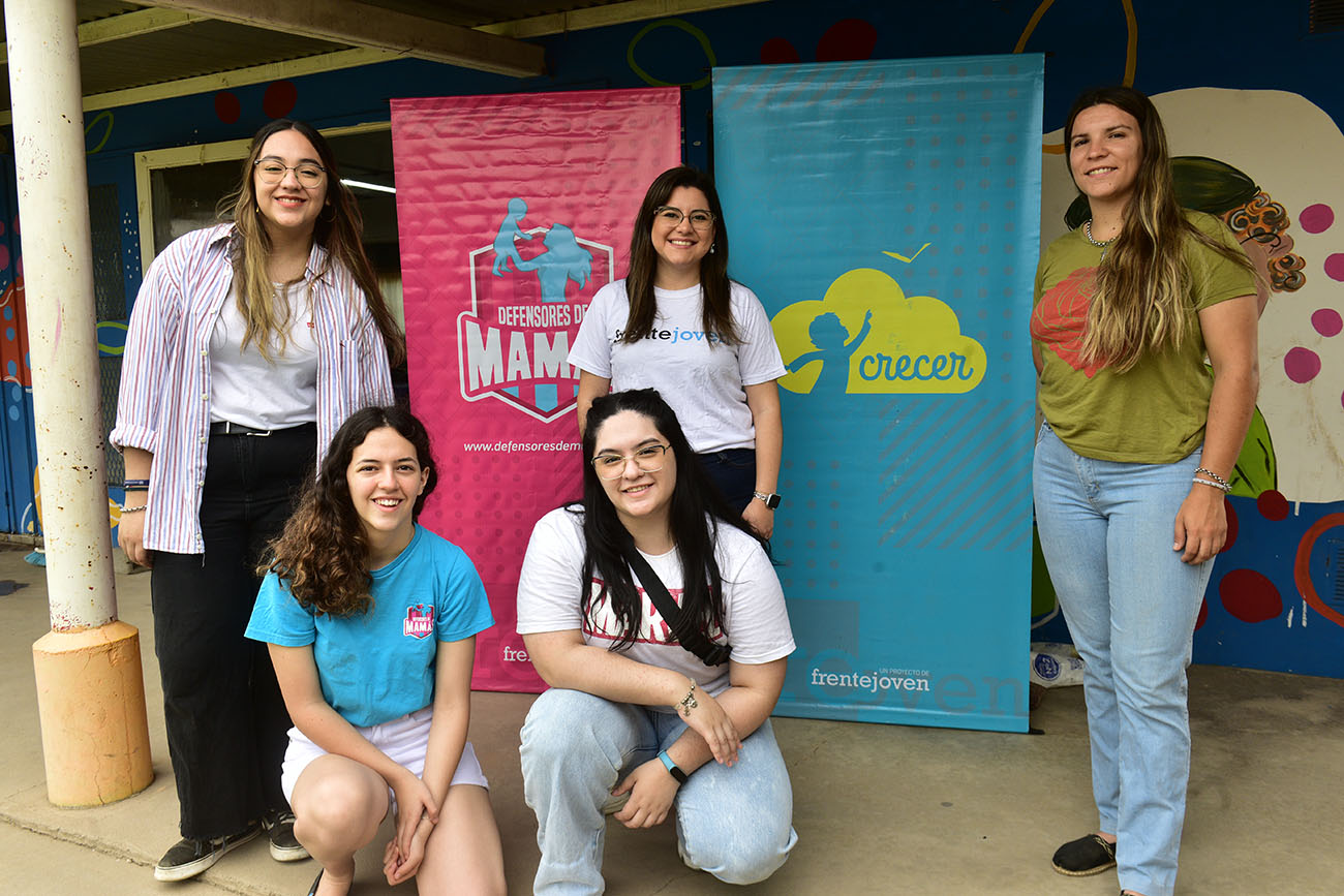 Defensores de Mamás y Crecer, dos programas que llevan adelante en los barrios Villa Angelelli y Mirizzi. ( Ramiro Pereyra /La Voz)