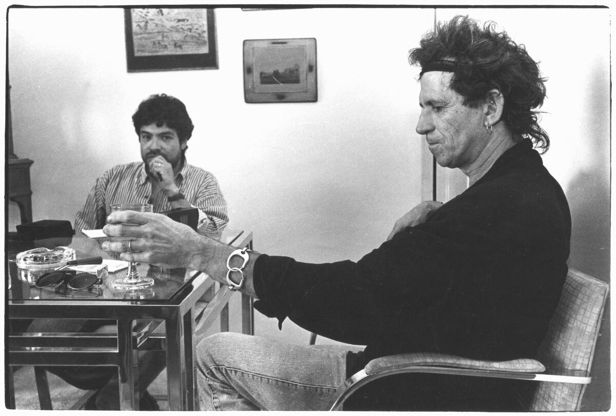 Víctor Pintos, a punto de entrevista a Keith Richards en 1992. (Archivo personal de Víctor Pintos)