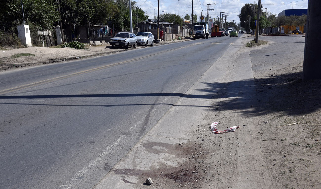El sitio sobre Avenida Rancagua donde fue atropellada María Soledad Vargas, frente a barrio Villa Retiro. (Ramiro Pereyra / La Voz)