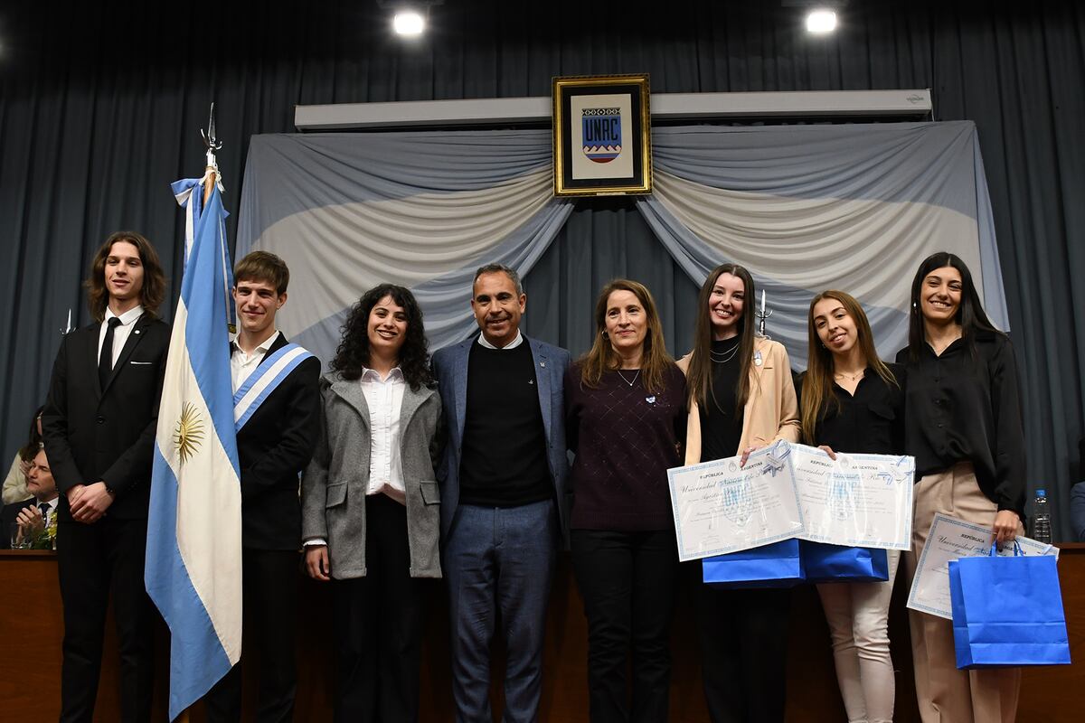 Río Cuarto. Bandera entrante en Ciencias Humanas, y bandera saliente junto a las autoridades de la facultad (Gentileza Prensa UNRC).
