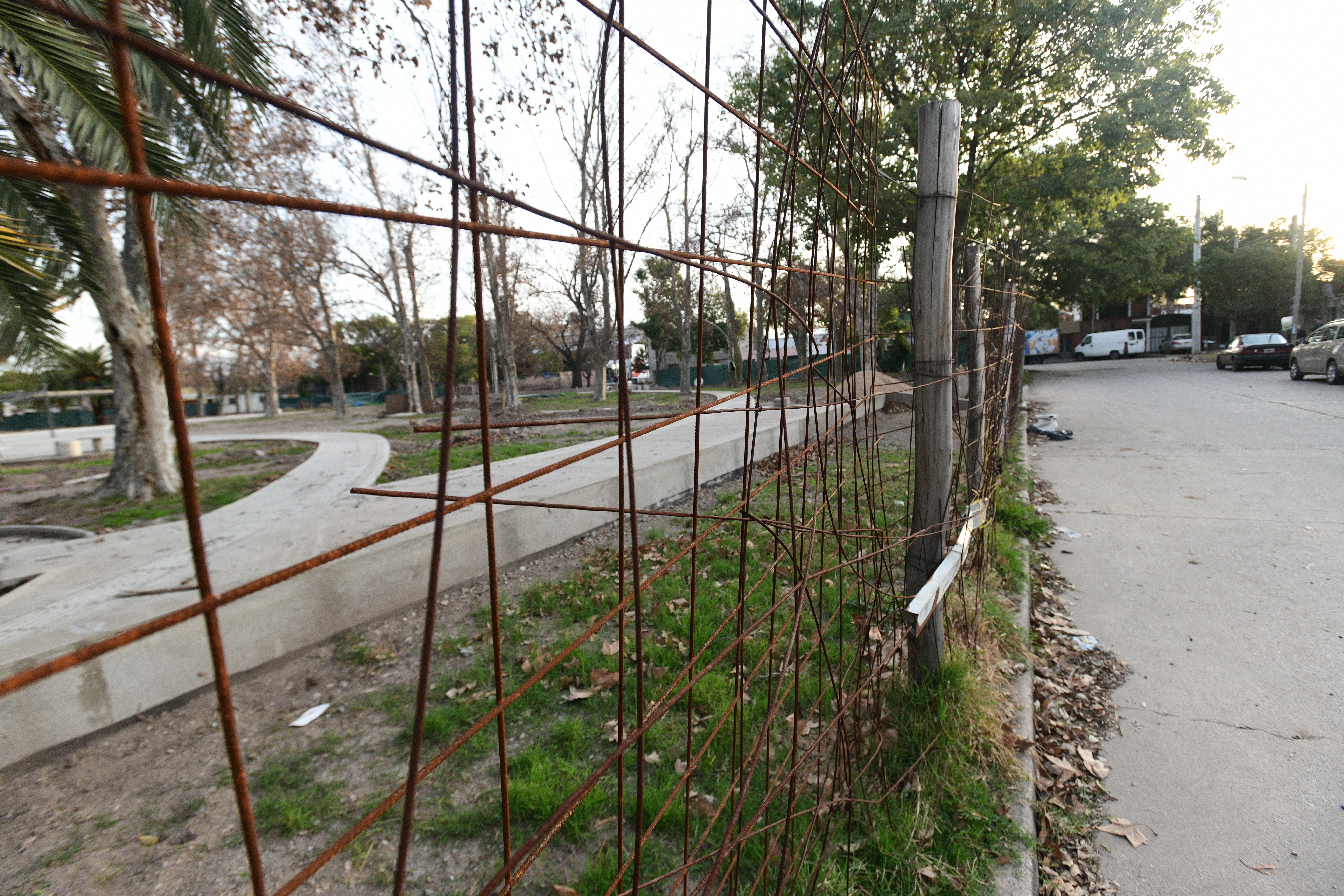 Obras abandonadas en plazas barriales. 
Plaza De Los Burros en Barrio Muller. Foto Foto: Javier Ferreyra 