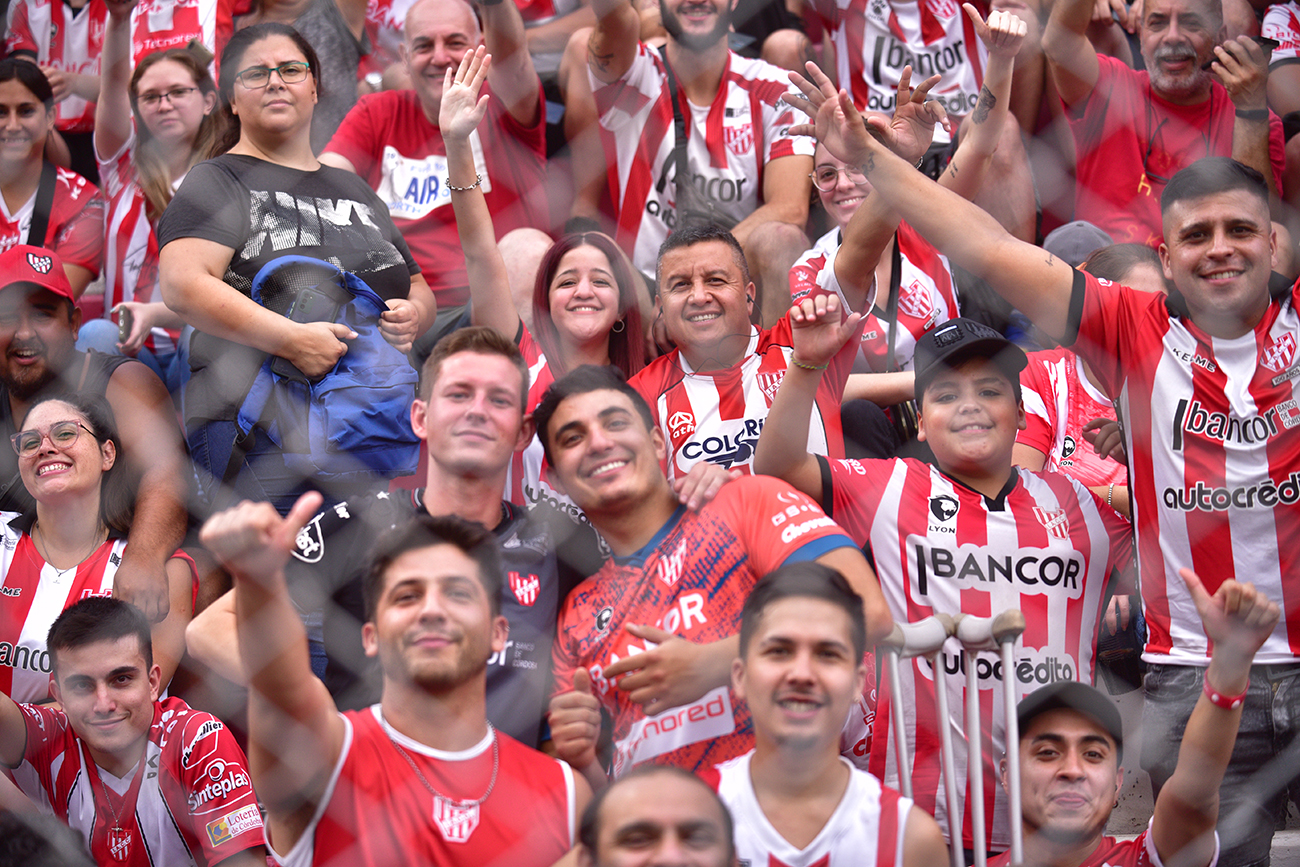 Fotos de hinchas de Instituto en el estadio Monumental en el partido ante Sarmiento de Junín para la Liga Profesional. (Ramiro Pereyra)