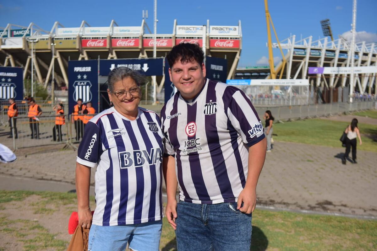 Talleres y sus hinchas en la previa del partido ante Gimnasia de Mendoza, por la fecha 5 del Torneo Apertura. (Nicolás Bravo / La Voz).