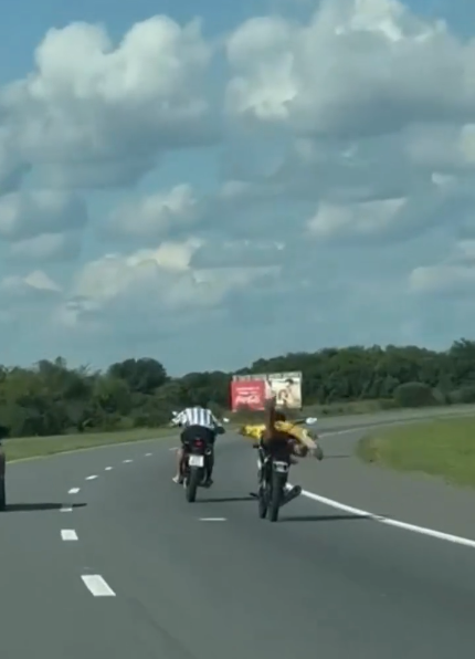 Peligro. Iba "planchado" y con una sola mano en plena Av. de Circunvalación. (Captura de vídeos)