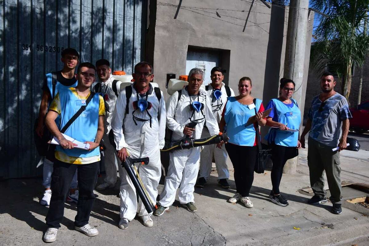 Fumigación en barrio San Martín por el dengue. (José Hernandez / La Voz)