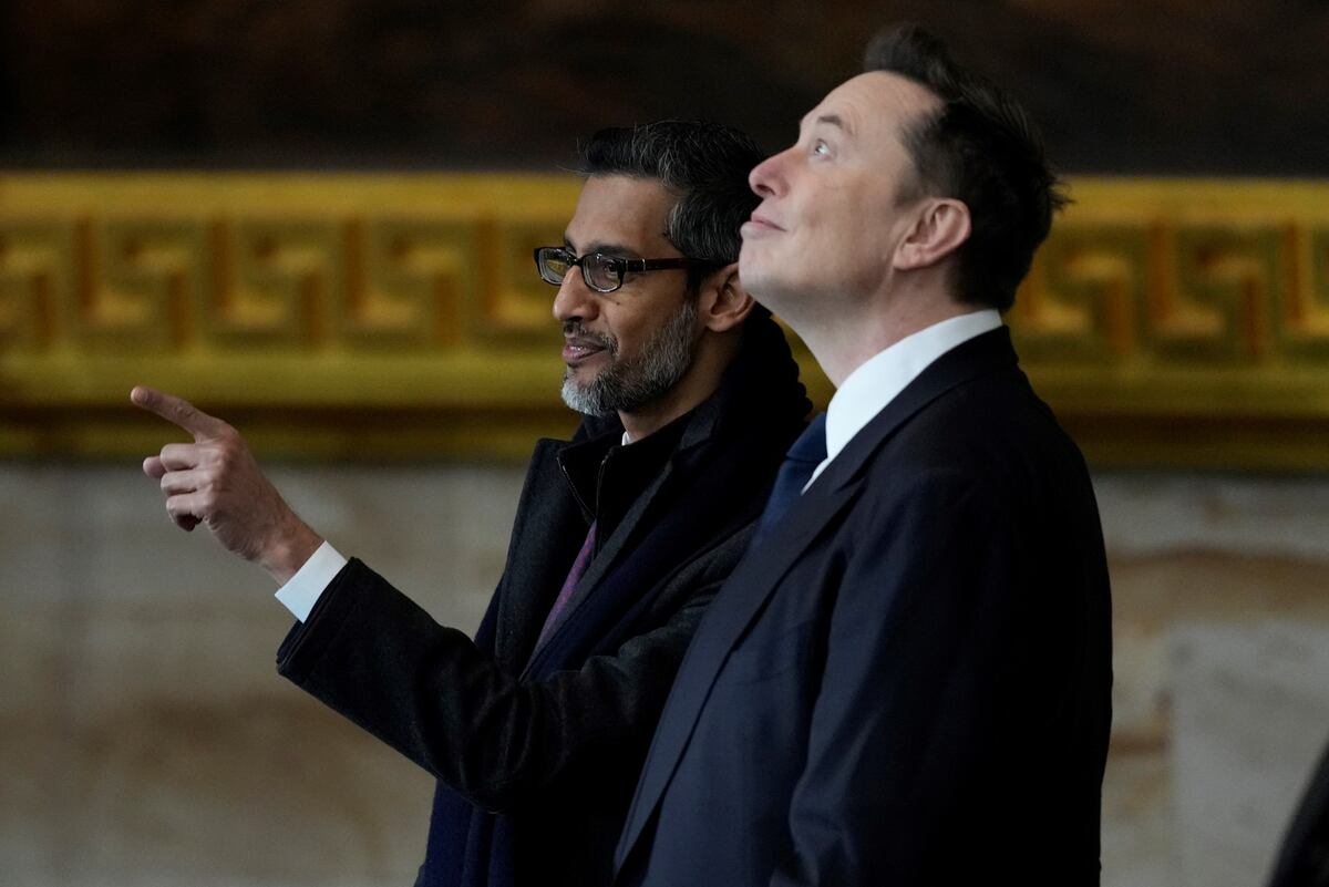 Elon Musk y el CEO de Google en la asunción de Trump. (AP)