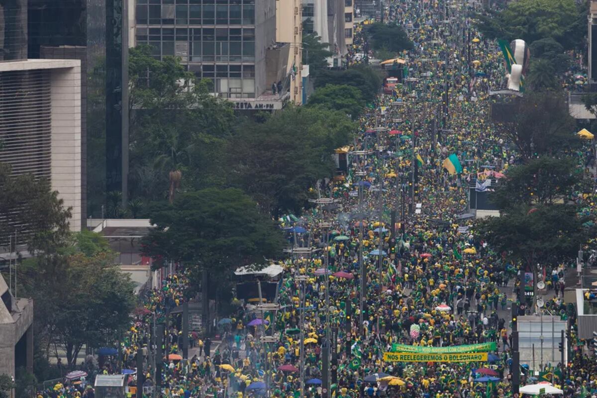 Miles de personas salieron a las calles de San Pablo. (O Globo)