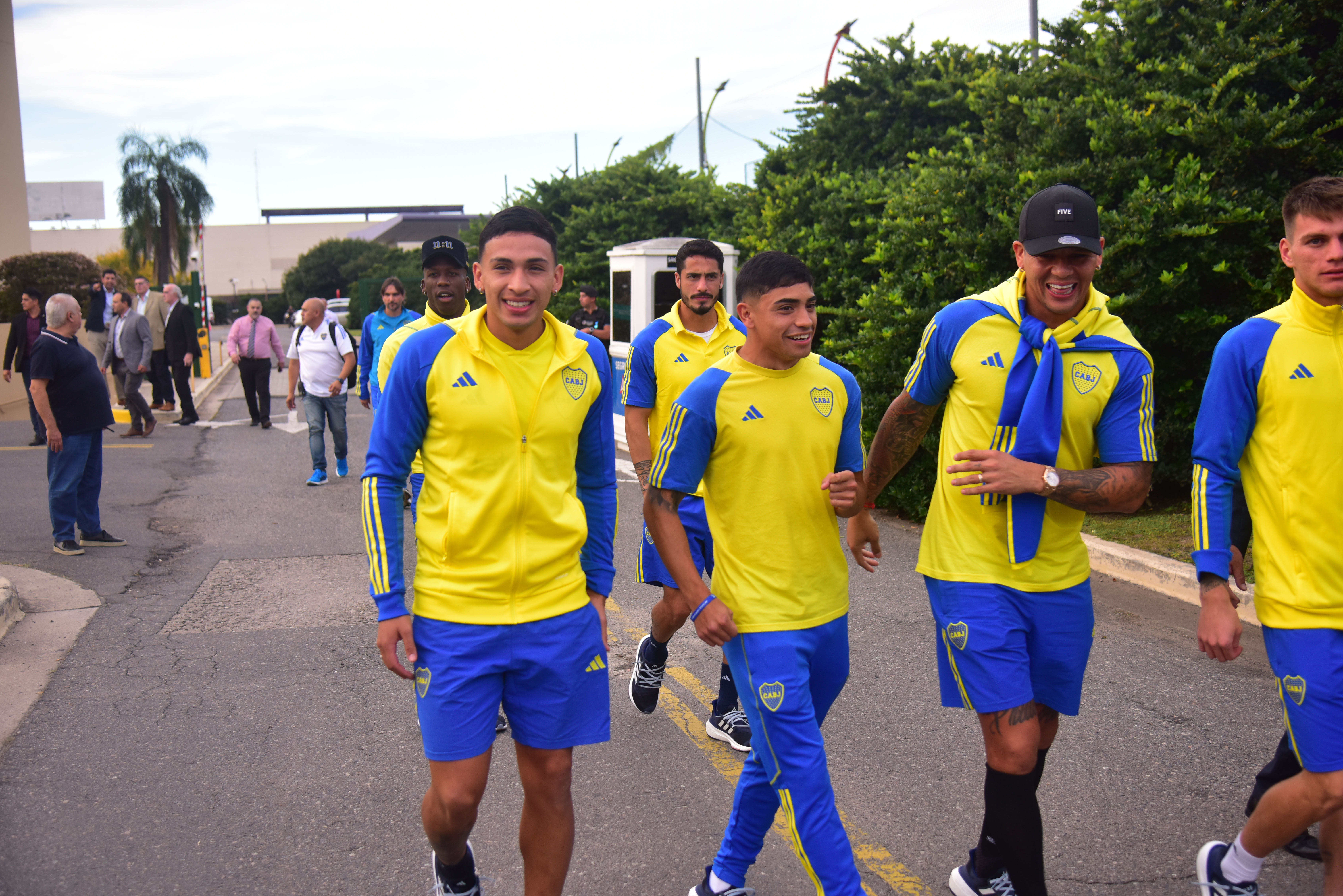 Boca en Córdoba. El momento en que llegó el plantel a su concentración y saludó a los hinchas. (Pedro Castillo / La Voz)
