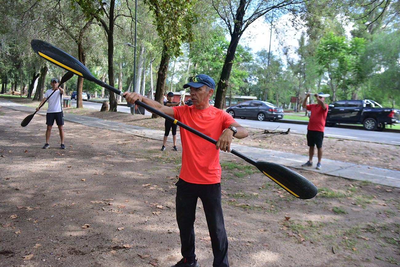 Parque Sarmiento. Oscar y sus alumnos en el lago. (José Hernández/La Voz)