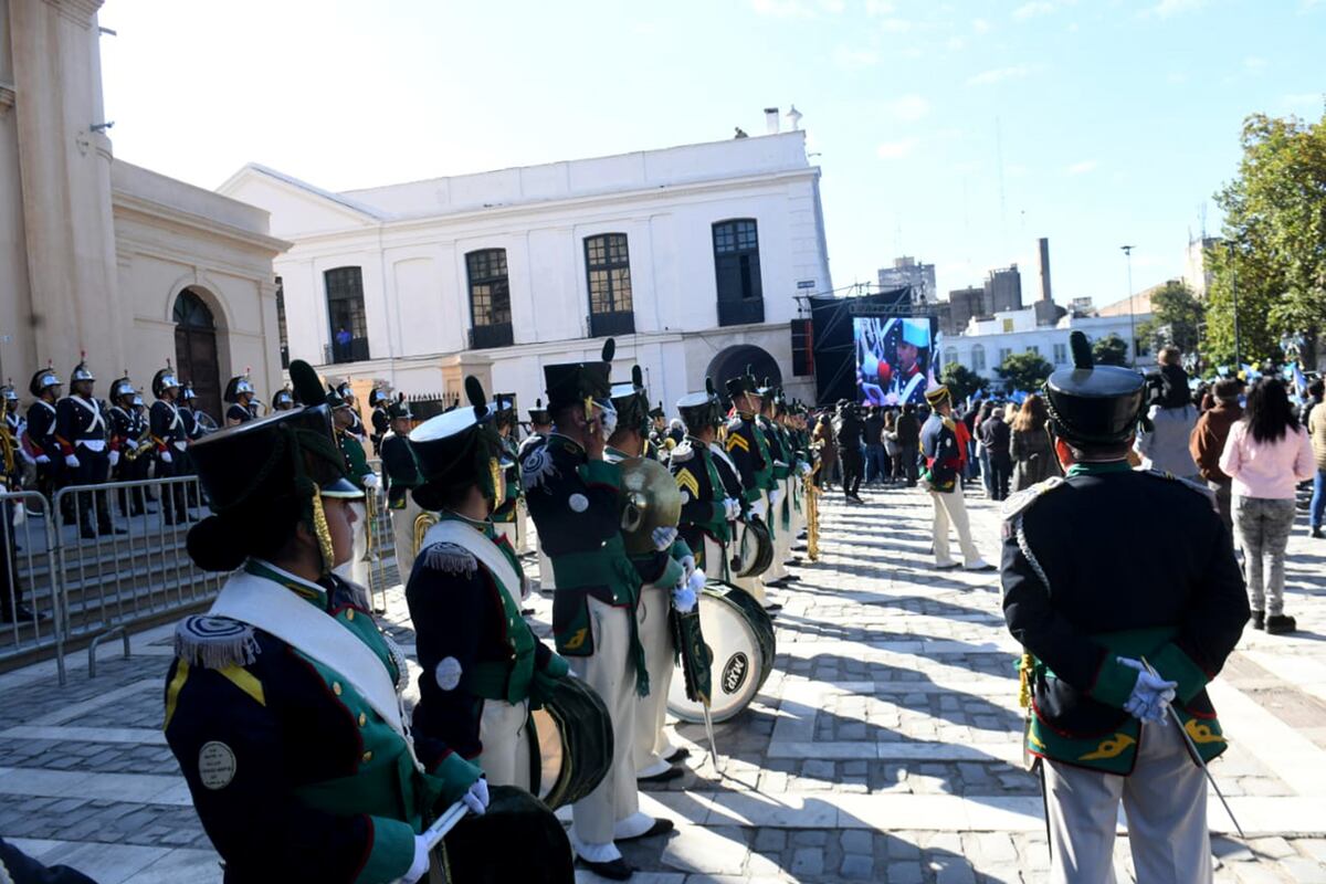 Una multitud espera la llegada del presidente Javier Mieli al Acto de mayo en Córdoba. (Javier Ferreyra / La Voz)
