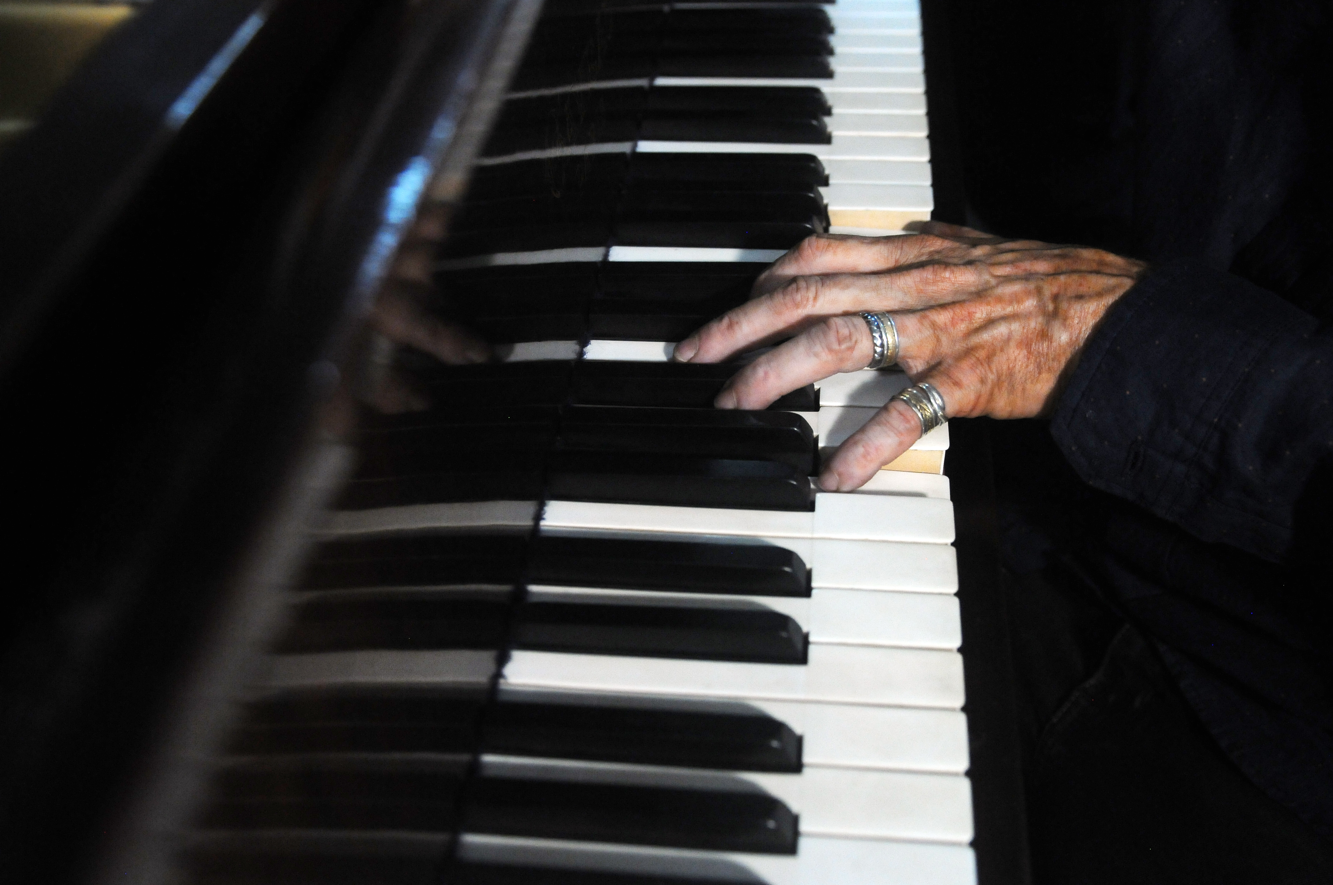 Miguel Puch en su taller de reparación y afinación de pianos. Afina y restaura pianos desde los 13 años y lleva toda una vida dedicada a darle vida a este instrumento. Foto Javier Ferreyra