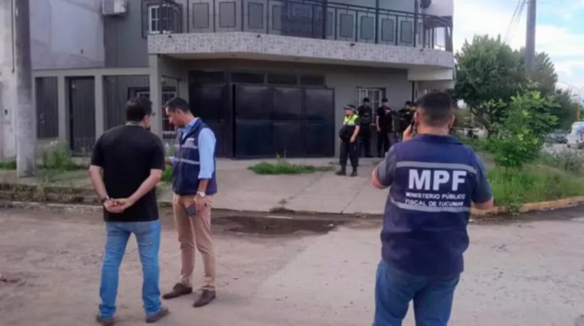 El trabajo de la Policía Científica en la casa donde encontraron el cuerpo de Romano en Aguilares. (Foto: gentileza La Gaceta).