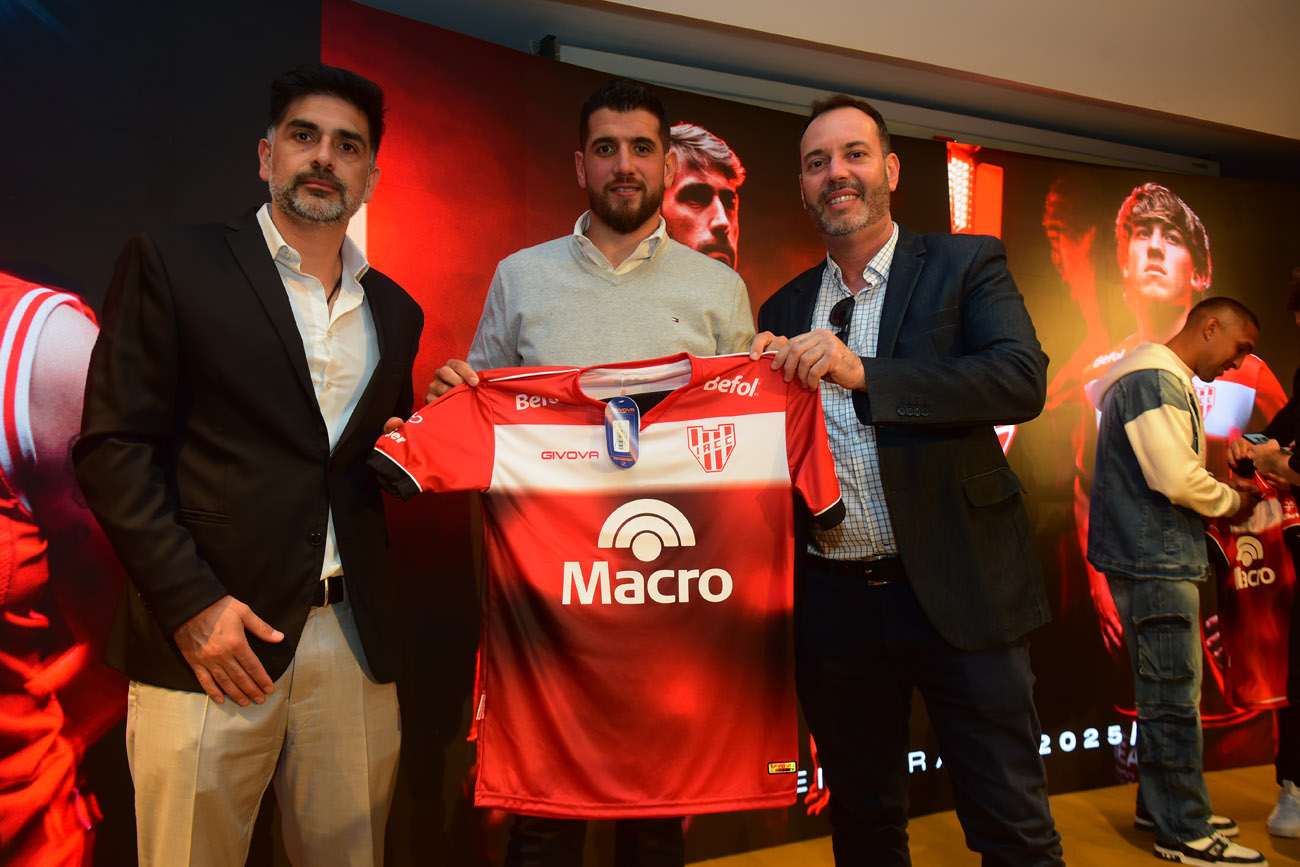 El club Instituto y la marca Givova presentaron la nueva camiseta del plantel profesional en el auditorio de La Voz.  (Nicolás Bravo / La Voz)