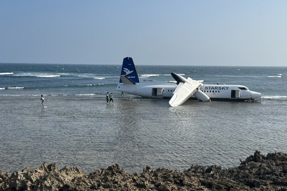 Somalia: un avión con 55 pasajeros se estrelló en una playa y no hubo víctimas. (AP)