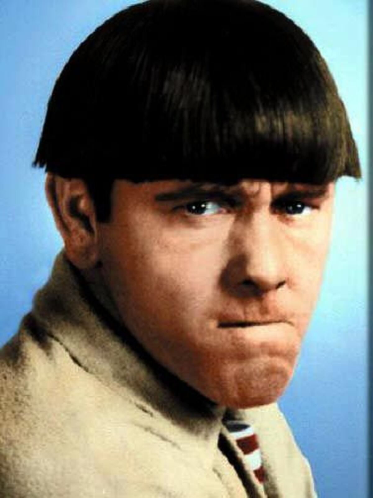 1975. Muere Moe Howard, creador de Los Tres Chiflados. La larga permanencia del trío en actividad (48 años) se debió no solo a su popularidad sino a que no tenían derecho de propiedad sobre la obra y trabajaron como empleados a sueldo.