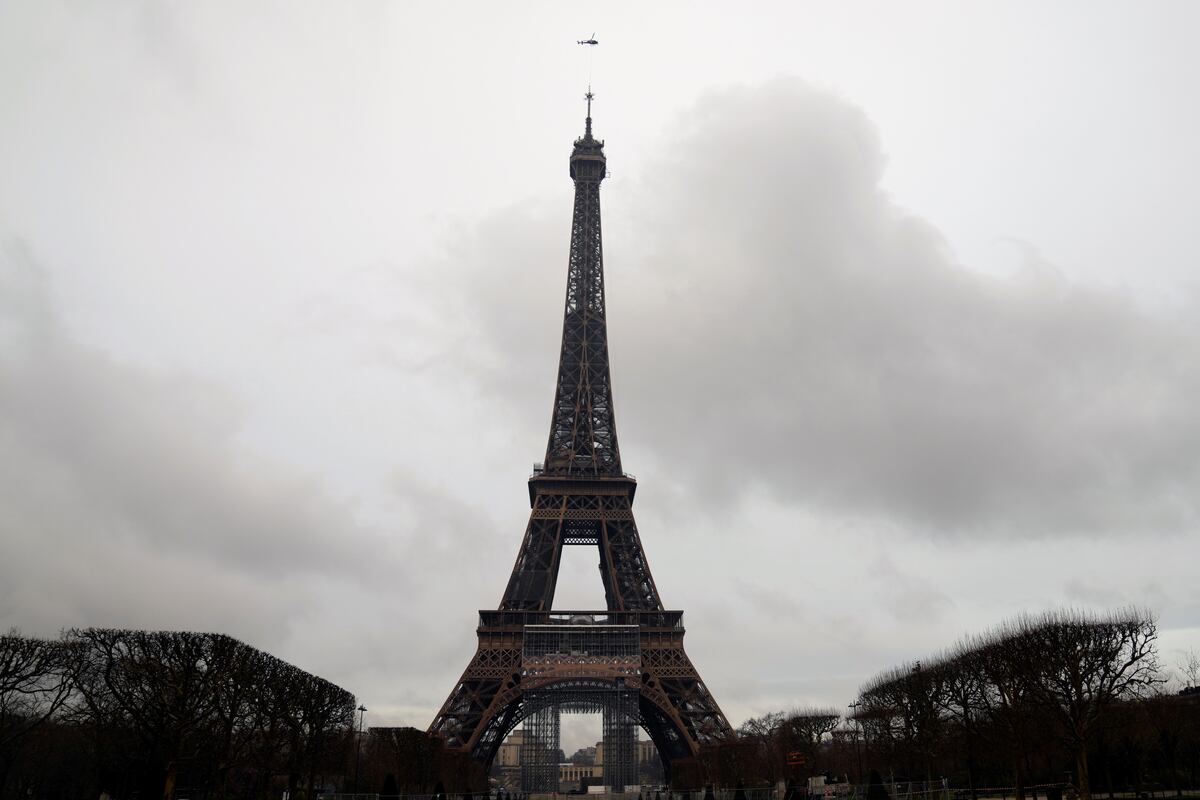 La Torre Eiffel se apagará de noche (AP).