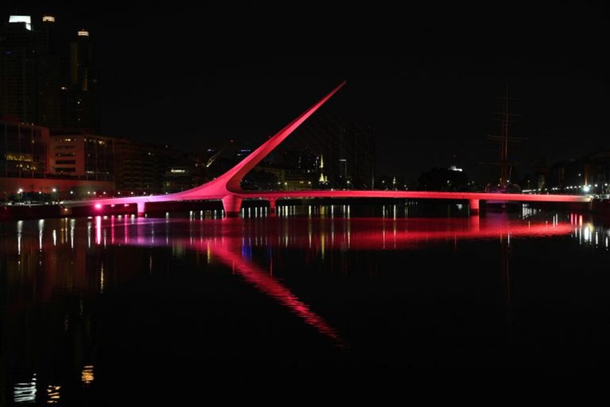 El Puente de la Mujer en Puerto Madero iluminado en conmemoración a los 10 años del matrimonio igualitario.