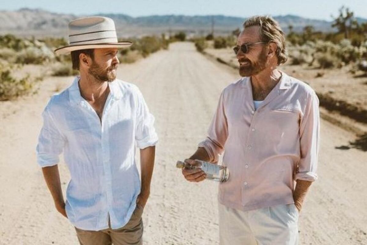 Bryan Cranston y Aaron Paul, con su mezcal (Instagram "Dos hombres")