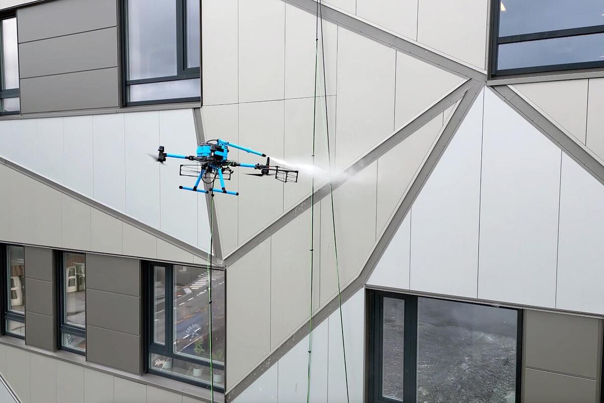 KTV Working Drone Argentina revoluciona la limpieza de fachadas en altura con el uso de drones especializados.