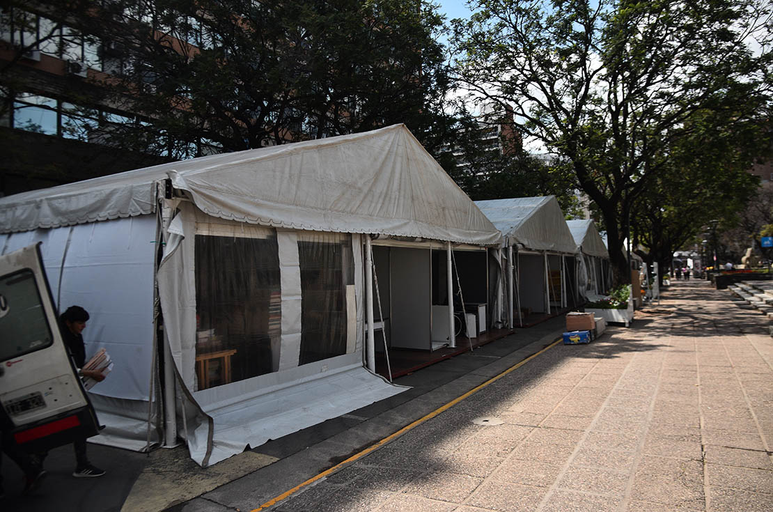 Preparativos de armado de carpas de la Feria del Libro 2021 en la Plaza de la Intendencia
Fotografia Pedro Castillo / La Voz