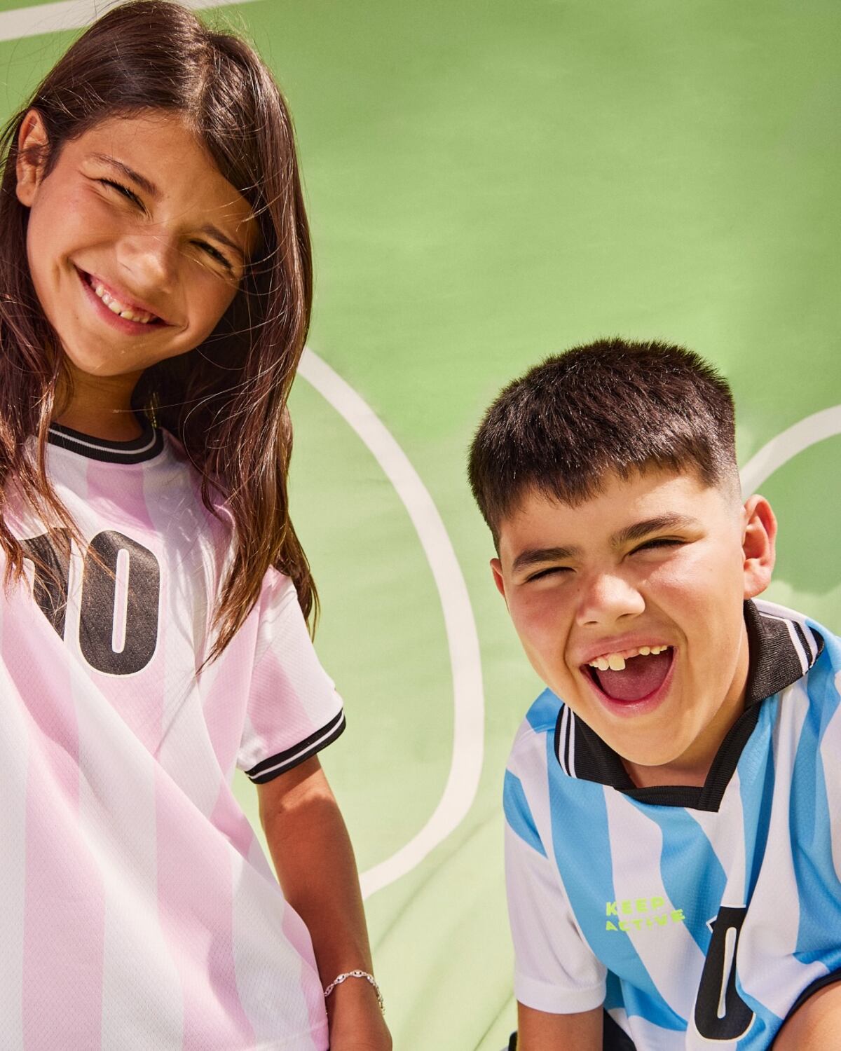 Con camisetas de la Selección Argentina, los hermanitos posaron sonrientes.