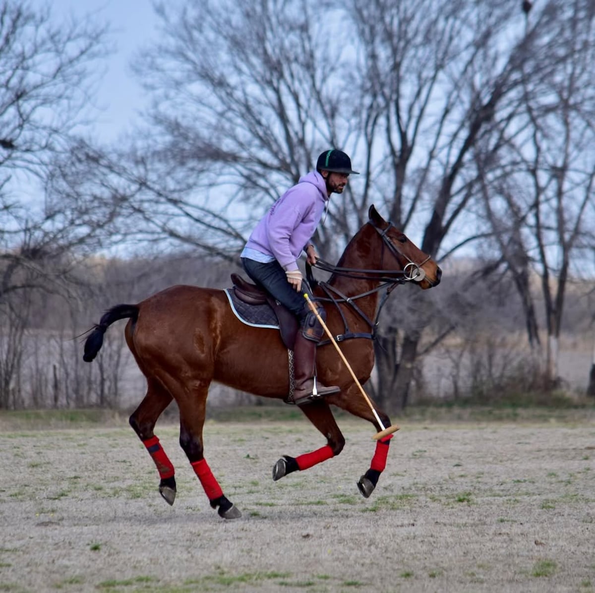Cuando el básquet le da tiempo, Lucas Arn juega al polo. (IG Lucas Arn)