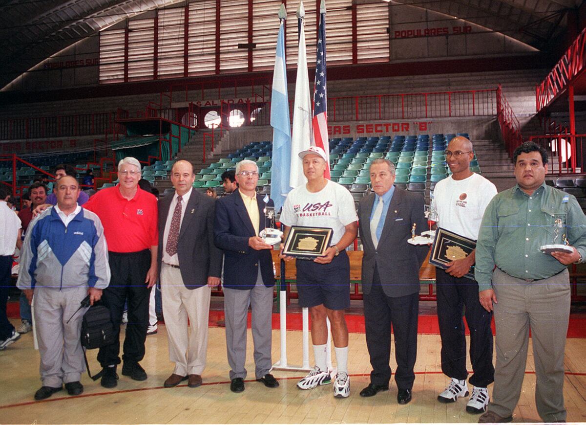 Lenny Wilkens pasó por Córdoba en 1996 para dictar una clínica de básquet, un mes después de conducir a Estados Unidos en la medalla de oro en los Juegos Olímpicos de Atlanta. (La Voz / Archivo)