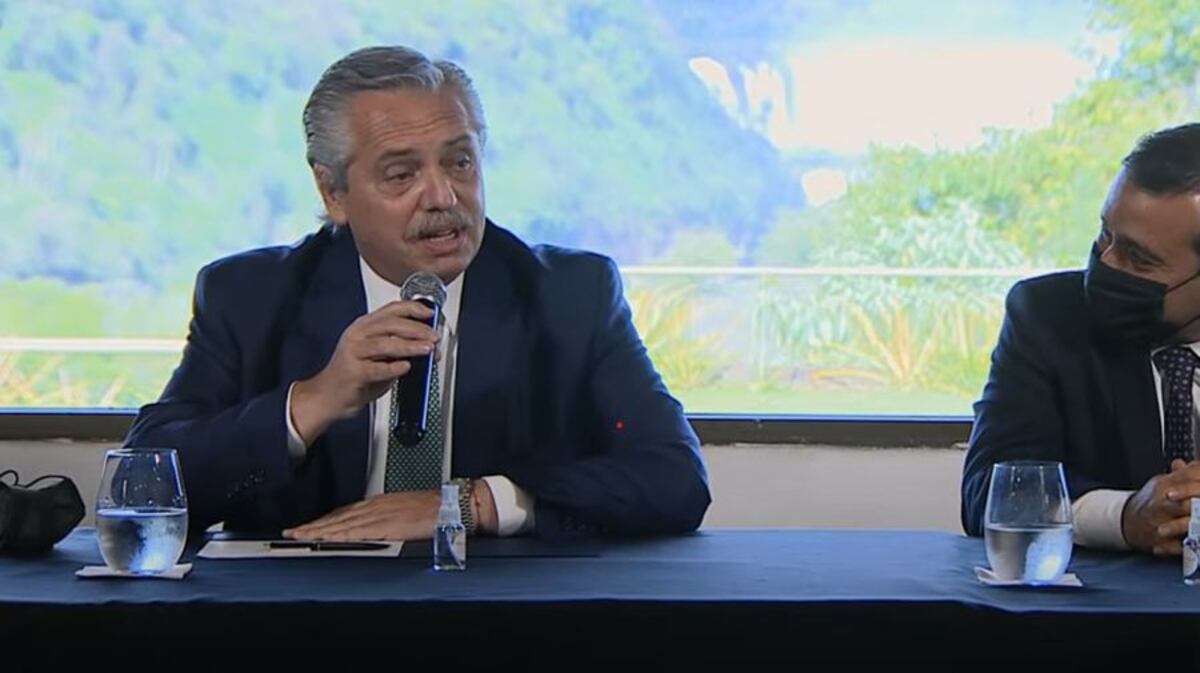 En Cataratas. Alberto Fernández al momento de anunciar la segunda edición, hoy vigente, del programa Previaje. Al lado el gobernador de Misiones, Oscar Herrera Ahuad. (Presidencia)