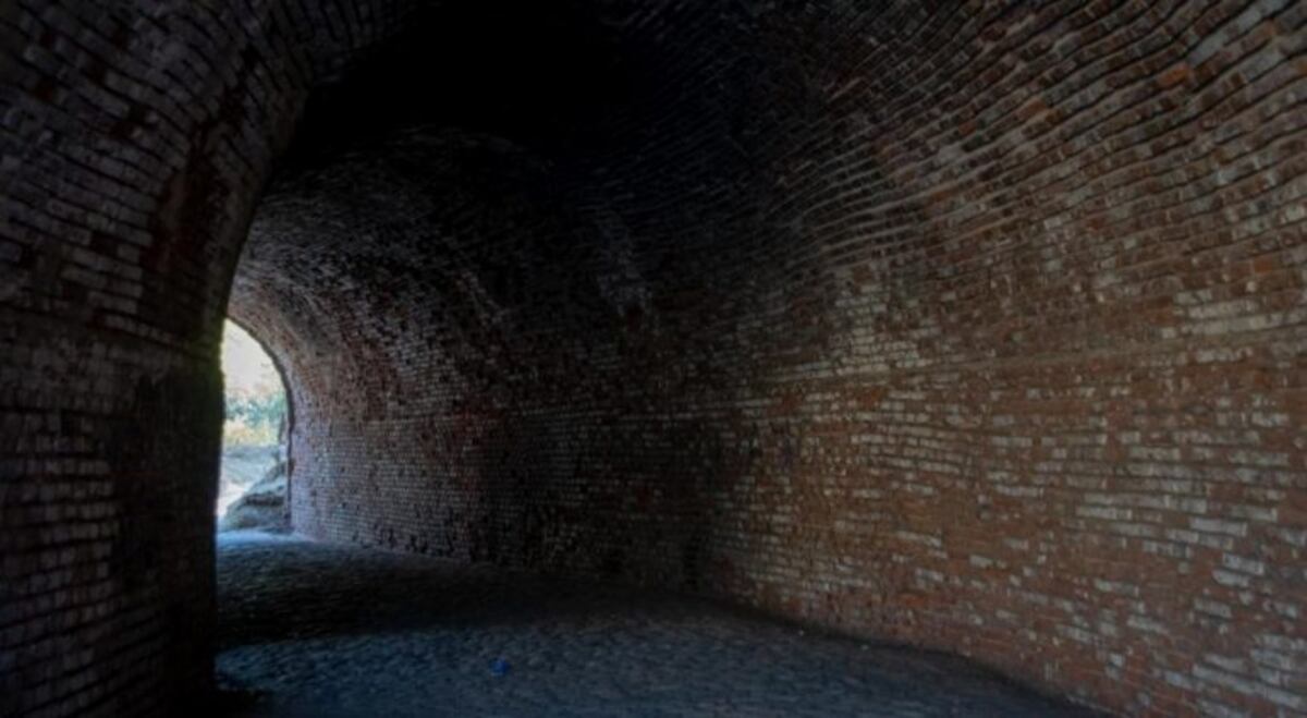 "La Cueva del Oso". Desde hace años es un lugar del parque Sarmiento que se busca recuperar por distintas iniciativas.
